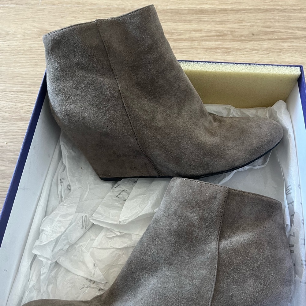 Via spiga grey wedge suede boots.